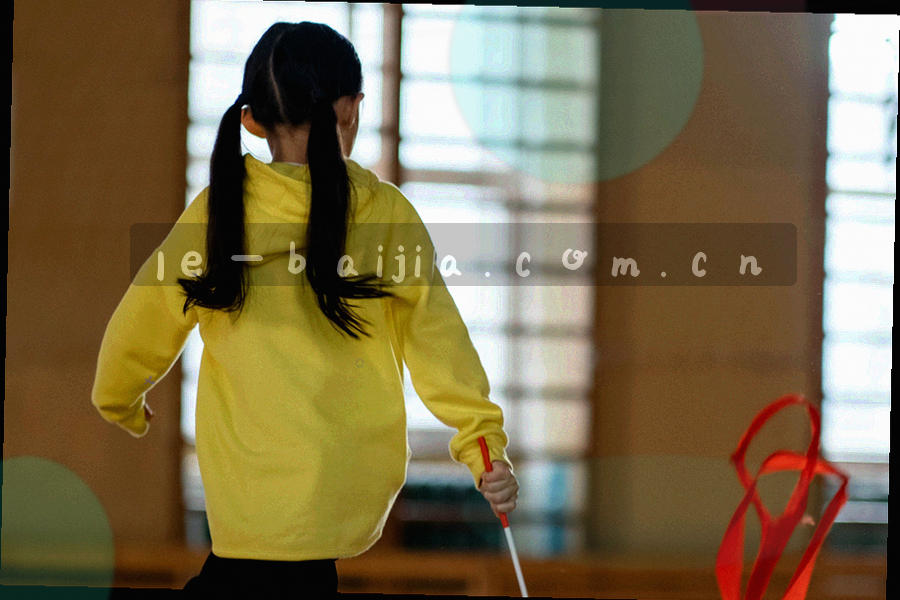夜晚异国公寓里，一个人坐在桌前与国内家人视频通话，屏幕光映在脸上